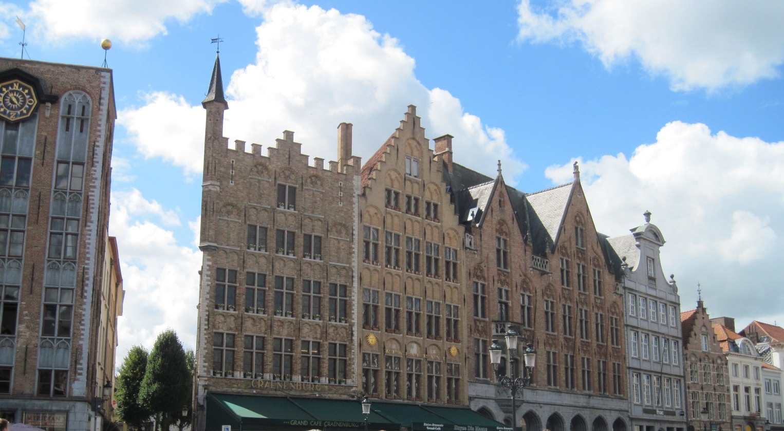 17- Bruges- Grand café Brasserie Craenenburg nella piazza del mercato e scorcio di altre costruzioni